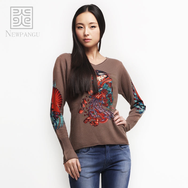 盘古羊绒 尾品汇 100%%山羊绒v领卡其色印花女式秋冬特价羊绒衫xpg