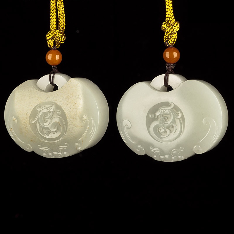 新疆和田玉黄皮白玉籽玉长命锁 仿古龙凤 122克
